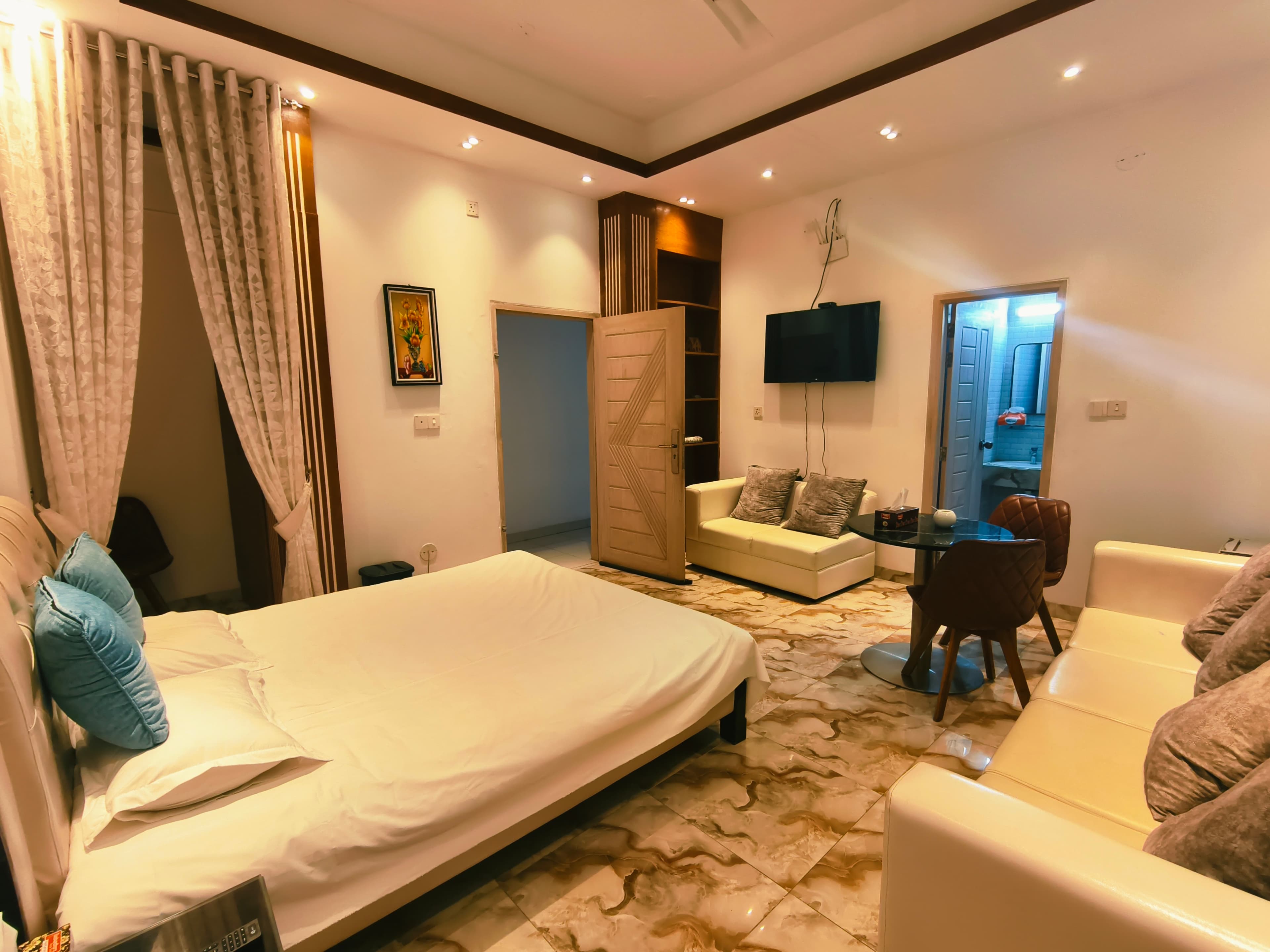 VVIP Lounge & Premium Rooms
